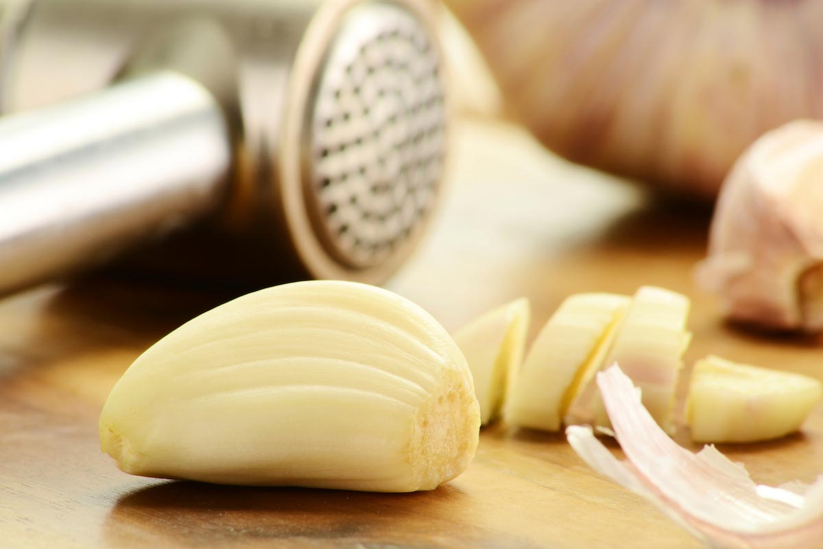 Reduce the risk of lung and bowel cancer 40% by eating raw, pulverized garlic daily