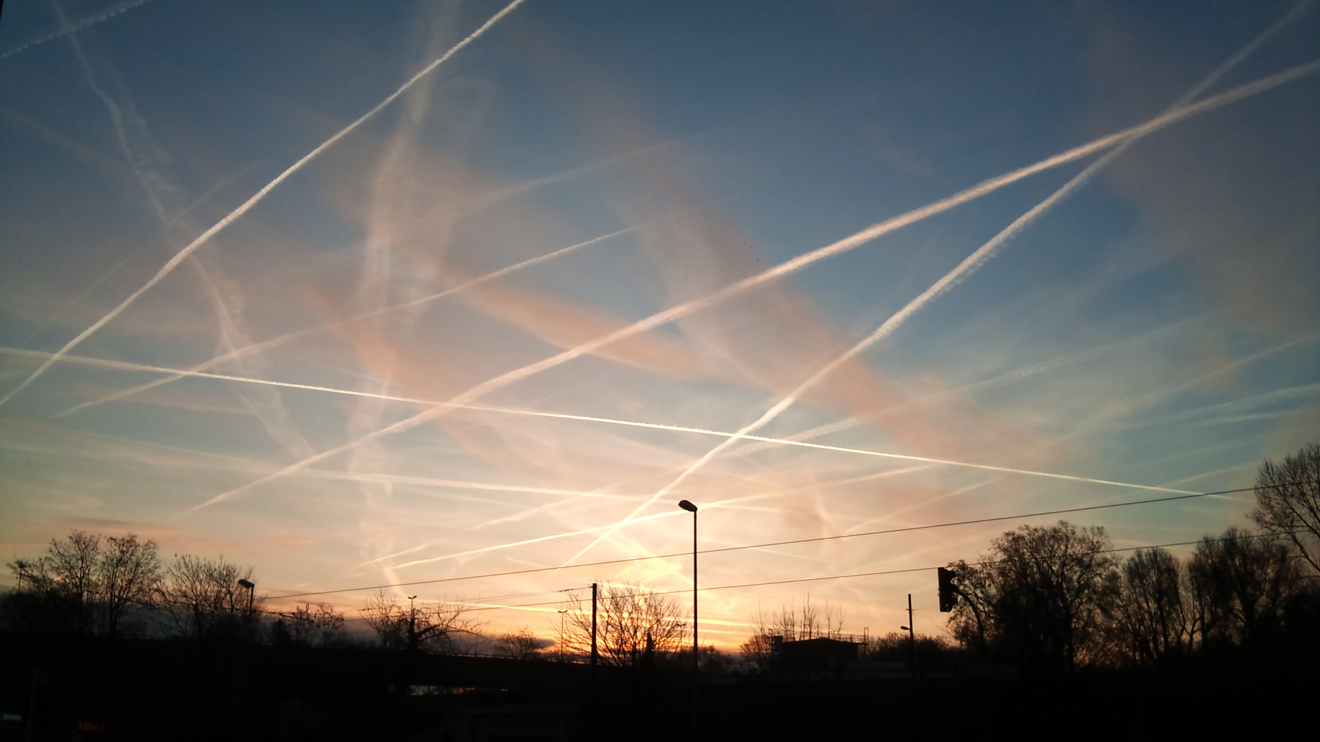 Image: Military whistleblower exposes existence of chemtrails