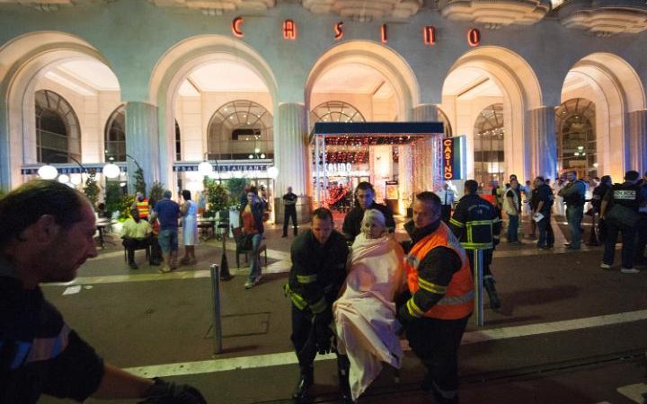 103313224_epaselect_epa05425166_Wounded_people_are_evacuated_from_the_scene_where_a_truck_crashed_in-large_trans++hapkVlcy4J6MLIykjOByPs6OJa9JFFvmuELCtCc8_HY