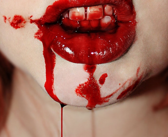 Meet the “vampire girl” who drinks only her boyfriend’s BLOOD