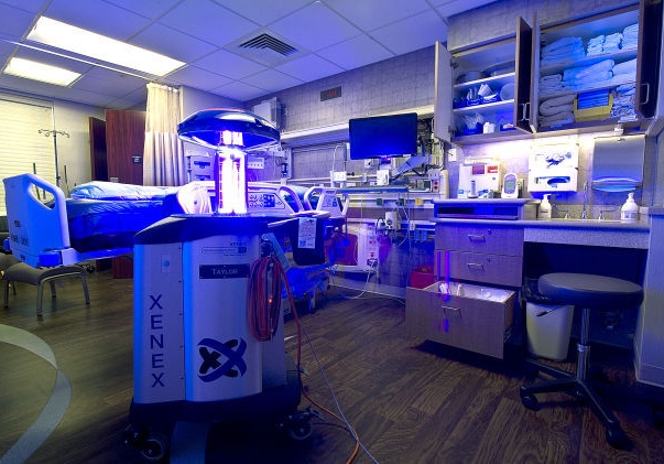 Ultraviolet light-zapping robot kills Ebola in two minutes; could it work for the Zika virus too?