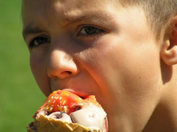 TV ads targeting children are causing them to eat more junk food
