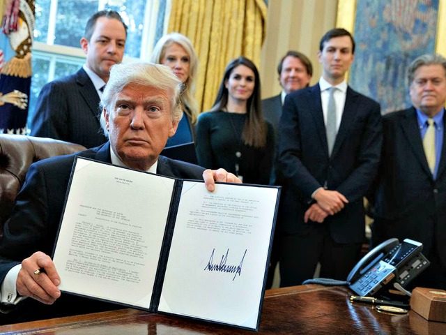 Trump signs three executive orders to “stop crime”, “crush drug cartels”, stop cop-killers