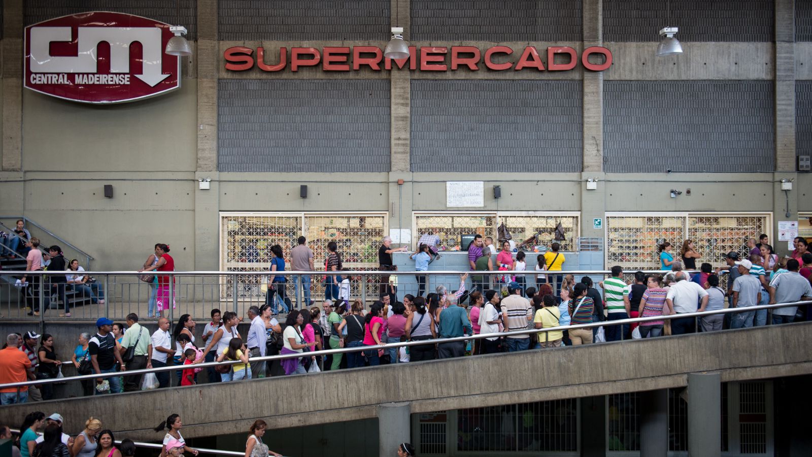 40% of retail stores in Venezuela go bankrupt as government mandates massive minimum wage hike that no employer can afford