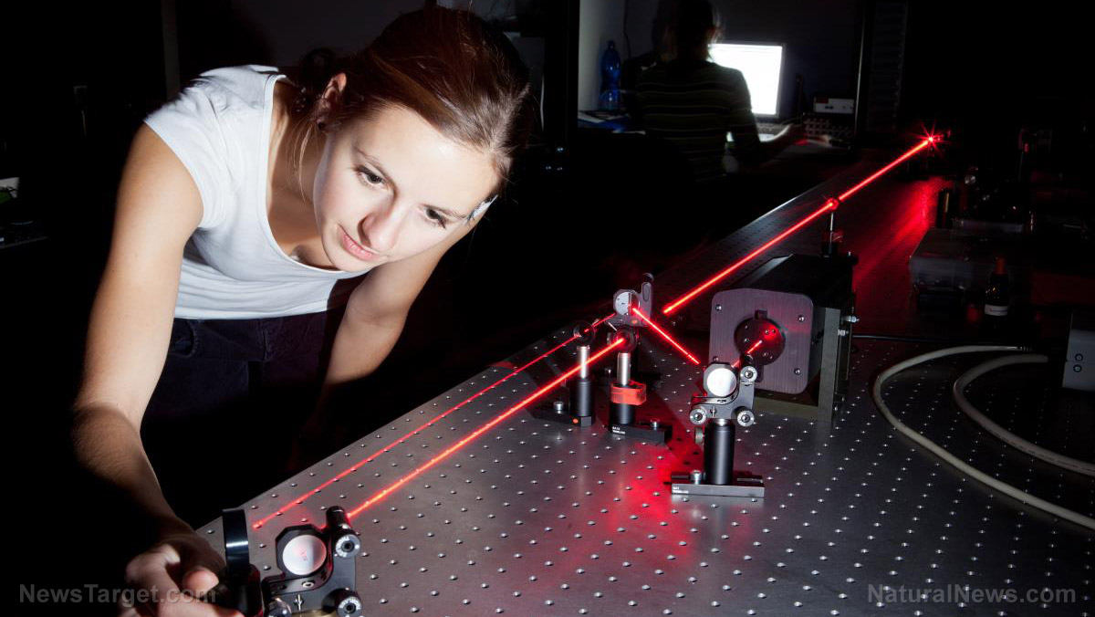 Researchers use laser holograms to trap and control tiny objects the size of single cells
